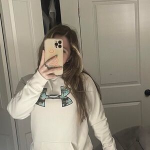 Under armor hoodie size small barely worn no stains great condition